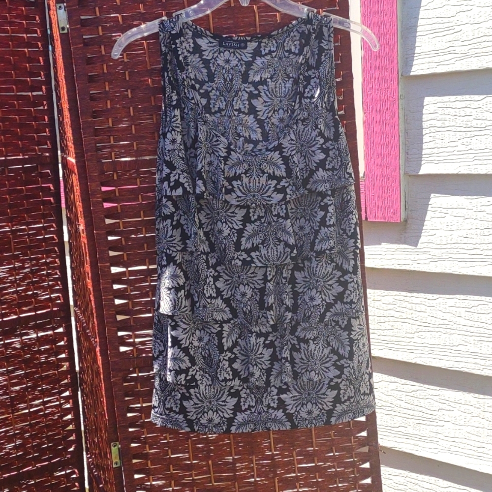Sleeves summer top very lightweight material. Size m by lavish . Worn once .